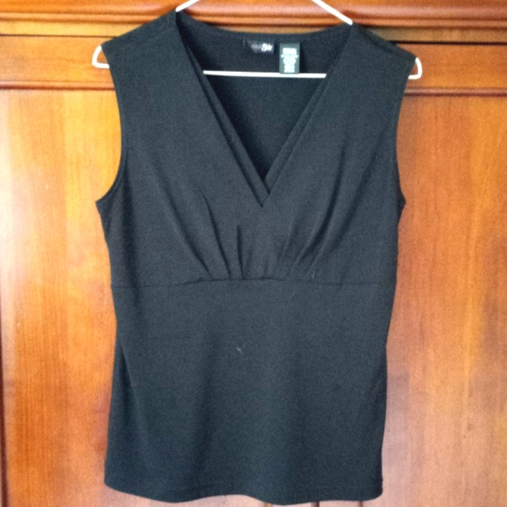 🦋East 5th vneck blouse🦋 - Picture 2 of 5